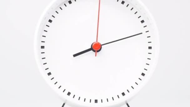 Closeup Zoom Out Relógio Despertador Oito Horas Isolado Fundo Branco — Vídeo de Stock