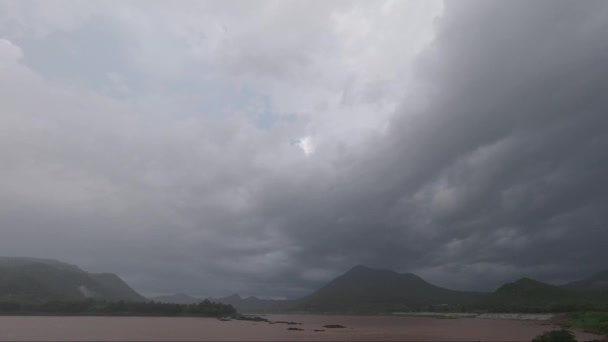 Fiume Attraverso Montagne Sfondo Time Lapse Nuvole Pioggia Pesante Prima — Video Stock