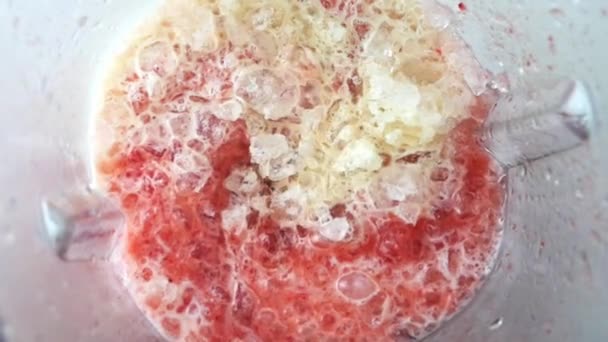 Frullatore Strawberry Smoothie Mixing Slow Motion Top View Food Concept — Video Stock