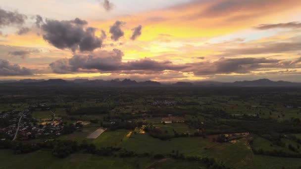 Cinematica Aerea Campo Bellissimo Paesaggio Montagna Verde Tramonto Panorama Vista — Video Stock