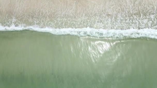 Pandangan Mata Burung Pantai Dan Laut Air Biru Yang Jernih — Stok Video