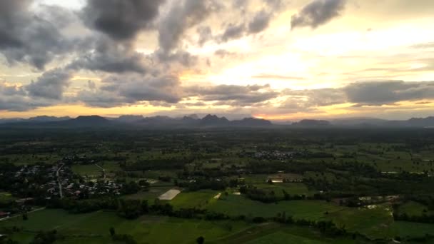 Vue Aérienne Drone Panorama Coucher Soleil Magnifique Montagne Nature Paysage — Video