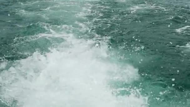 Golven Zeewater Schuimend Achter Het Schip — Stockvideo
