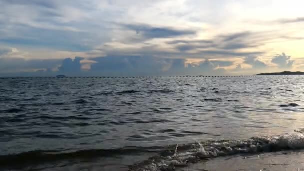 Gelombang Pantai Indah Bergerak Laut Matahari Terbenam Sore — Stok Video