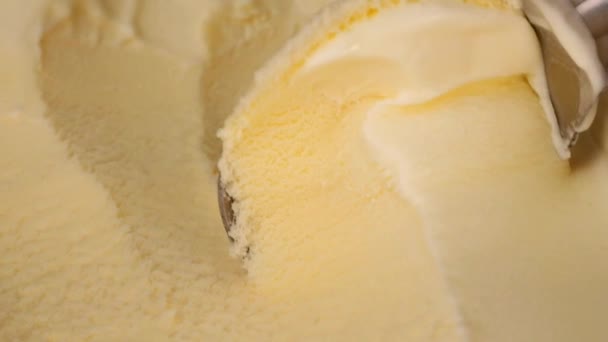 Sluiten Scooping Ice Cream Vanilla Vooraanzicht — Stockvideo