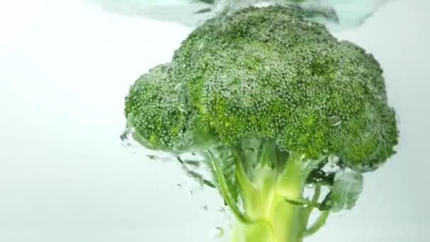 Primer Plano Salpicadura Brócoli Fresco Cámara Lenta Agua Con Burbujas — Vídeos de Stock
