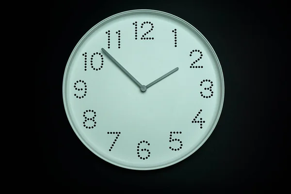 Biały Zegar Czarnym Tle Kopiuj Miejsce Tekst Koncepcja Czasu — Zdjęcie stockowe