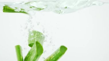 Aloe suya dökülüyor..