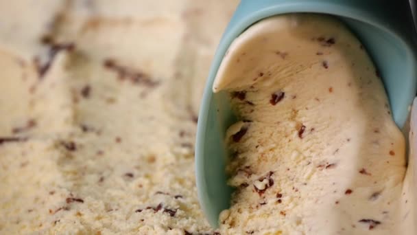 Zeitlupe Close Ice Cream Chocolate Chip Mit Einem Löffel Aus — Stockvideo