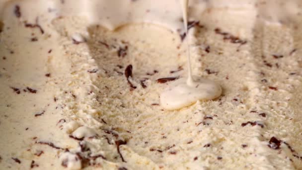Nalijte Čokoládovou Omáčku Zmrzlinový Kornout Cookies Cream — Stock video