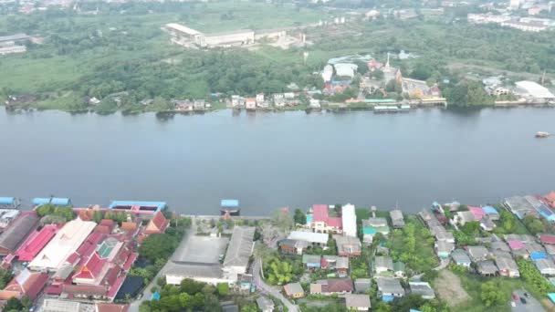 Vista Pájaro Panorama Gran Río Fluye Través Ciudad Vista Aérea — Vídeos de Stock