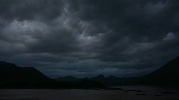 Time Lapse Πανόραμα Άποψη Ποταμός Μέσα Από Βουνά Βροχή Σύννεφα — Αρχείο Βίντεο