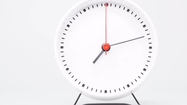 Mover Cámara Blanco Reloj Despertador Siete Punto Aislado Sobre Fondo — Vídeos de Stock