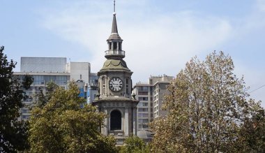 San Francisco Kilisesi. Bu Şili Ulusal başkenti merkezinde San Francisco de Ass çağırma altında Katolik kült ve eski manastır bir dini Tapınak