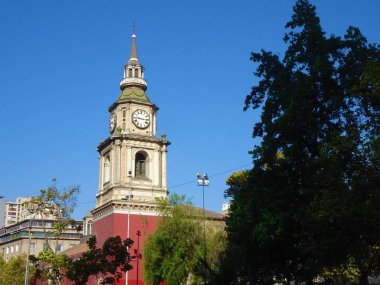 San Francisco Kilisesi. Bu Şili Ulusal başkenti merkezinde San Francisco de Ass çağırma altında Katolik kült ve eski manastır bir dini Tapınak
