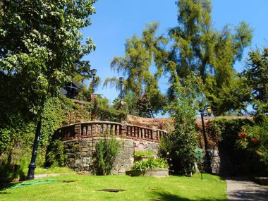 El Castillo Hidalgo Santiago de Chile, Santa Luca tepesinin üstünde yer alan bir binadır