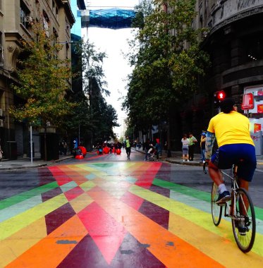 Santiago de Chile renkli bayrak sokak