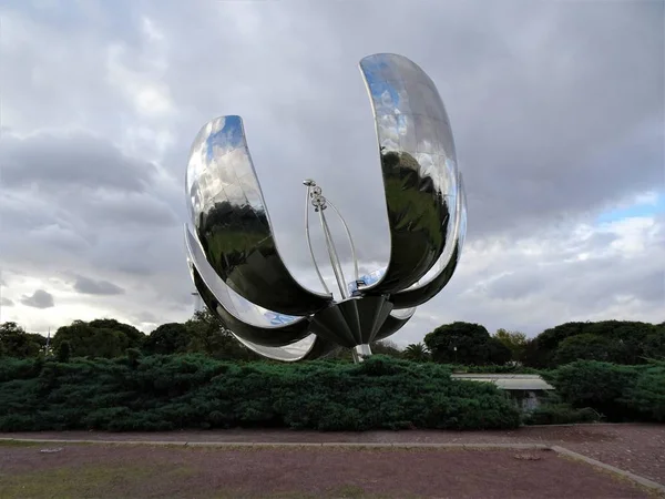 Floralis Generica Een Metalen Sculptuur Gelegen Plaza Las Naciones Unidas — Stockfoto