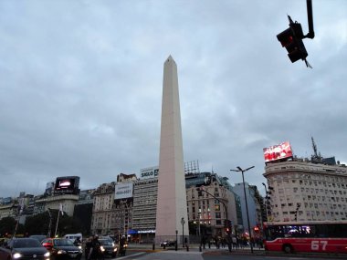 Buenos Aires Dikilitaş Buenos Aires şehrinin bir simgesi olarak kabul tarihi bir anıt, 1936 yılında şehrin sözde ilk temeli dördüncü yüzüncü vesilesiyle inşa edilmiştir