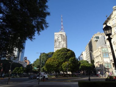 Bayındırlık Bakanlığı Binası'ndan Eva Pern'in duvar resimleri, 2011 yılından bu yana Buenos Aires'te söz konusu binanın kuzey ve güney cephelerinde bulunan Evita'nın iki devasa çelik portresidir.