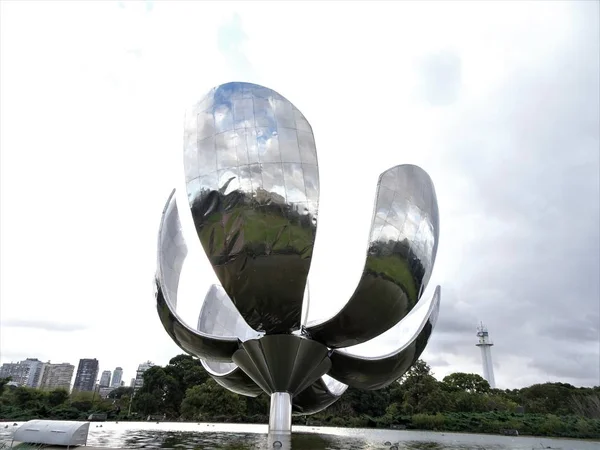 Floralis Generica Een Metalen Sculptuur Gelegen Plaza Las Naciones Unidas — Stockfoto