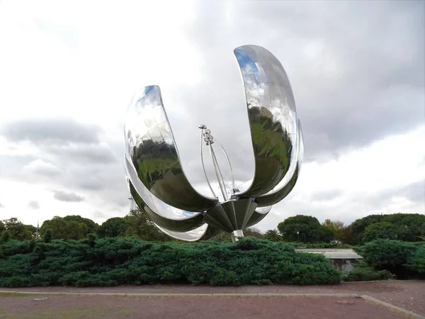 Floralis Generica Een Metalen Sculptuur Gelegen Plaza Las Naciones Unidas — Stockfoto