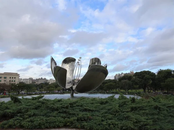 Floralis Generica Uma Escultura Metal Localizada Plaza Las Naciones Unidas — Fotografia de Stock