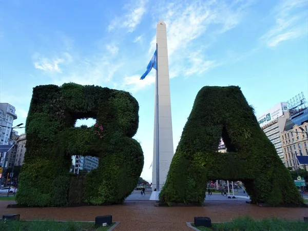 ブエノスアイレスのオベリスクは ブエノスアイレス市のアイコンと考えられている歴史的建造物で 1936年に都市のいわゆる最初の基礎の4百年の機会に建てられました — ストック写真