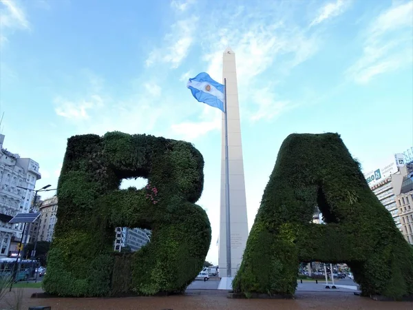 Buenos Aires Dikilitaş Buenos Aires şehrinin bir simgesi olarak kabul tarihi bir anıt, 1936 yılında şehrin sözde ilk temeli dördüncü yüzüncü vesilesiyle inşa edilmiştir