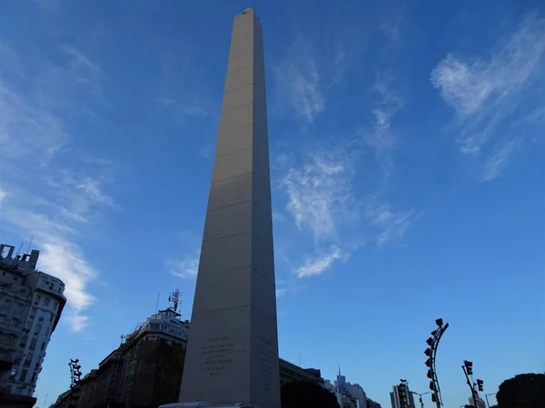 布宜诺斯艾利斯的方尖碑是一座历史纪念碑 被认为是布宜诺斯艾利斯市的标志性建筑 1936 当时是该城第一个奠基的四百周年之际 — 图库照片