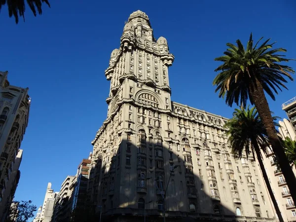 Palacio Salvo Ist Ein Symbolträchtiges Gebäude Der Stadt Montevideo Uruguay — Stockfoto