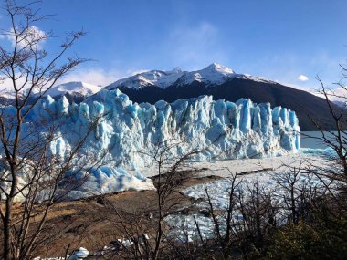 Perito Moreno buzulu, Arjantin'in güneybatısında, Patagonya bölgesinde, Santa Cruz eyaletinin Lago Argentino bölgesinde bulunan kalın bir buz kütlesidir..