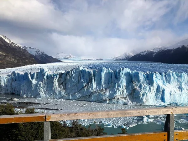 ペリト モレノ氷河は パタゴニア地方のアルゼンチン南西部 サンタクルス州のラゴ アルジェンティーノ県に位置する氷の厚い塊です — ストック写真