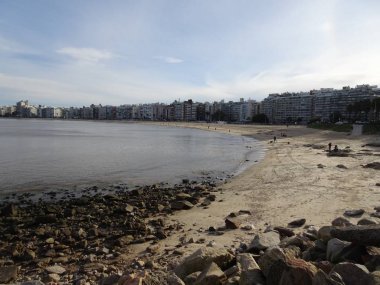 Montevideo'da bir plaj olan Pocitos Plajı tamamen Pocitos semtinde yer almaktadır. Rio de la Plata kıyısında yer alır ve tüm Rambla Repblica del Per sınırları.