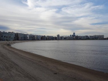 Montevideo'da bir plaj olan Pocitos Plajı tamamen Pocitos semtinde yer almaktadır. Rio de la Plata kıyısında yer alır ve tüm Rambla Repblica del Per sınırları.