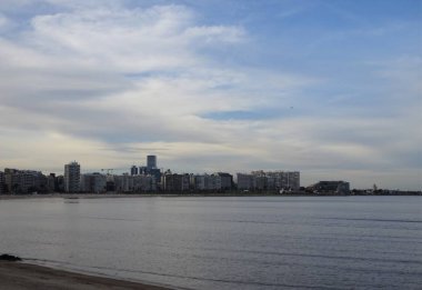 Montevideo'da bir plaj olan Pocitos Plajı tamamen Pocitos semtinde yer almaktadır. Rio de la Plata kıyısında yer alır ve tüm Rambla Repblica del Per sınırları.