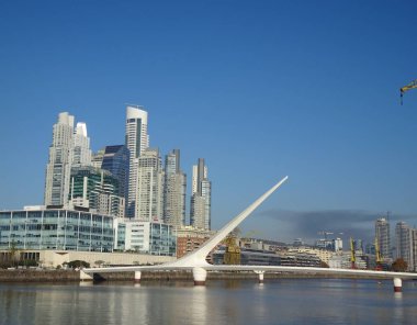 Kadın Köprüsü, Buenos Aires, Arjantin'de, pilon karşı ağırlığının kablolu bir köprüsüdür.