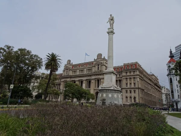 Teatro Coln, Buenos Aires'te yer alan bir opera binasıdır. Büyüklüğü, akustiği ve yörüngesi nedeniyle dünyanın en iyi beş