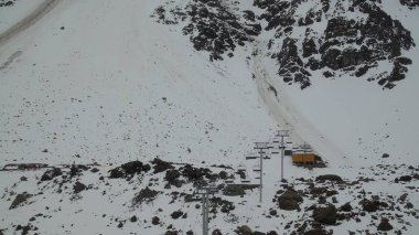 Laguna del Inca ve arka planda tepe 3 kız kardeş Los Andes, Valparaso Bölgesi eyaletinde bulunan Portillo bölgesinde And es dağ bulunan bir lagün verilen isimdir