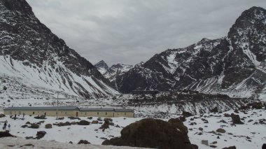 Laguna del Inca ve arka planda tepe 3 kız kardeş Los Andes, Valparaso Bölgesi eyaletinde bulunan Portillo bölgesinde And es dağ bulunan bir lagün verilen isimdir