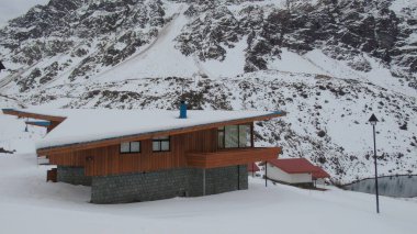 Portillo, Şili'nin Valparaso bölgesinin Los Andes eyaletinde yer alan bir kayak merkezidir. Hem ülkenin hem de güney yarımkürenin başlıca kış merkezlerinden biridir..