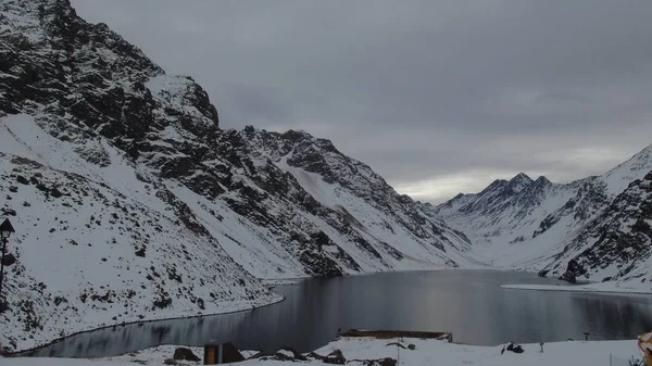 Laguna del Inca ve arka planda tepe 3 kız kardeş Los Andes, Valparaso Bölgesi eyaletinde bulunan Portillo bölgesinde And es dağ bulunan bir lagün verilen isimdir