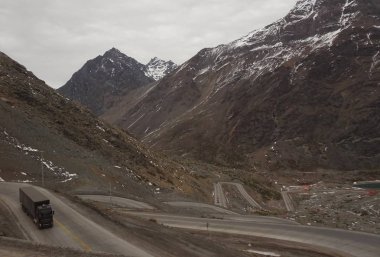 Şili Nevada el Juncal yol, tehlikeli eğrileri yol