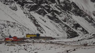 Portillo, Şili'nin Valparaso bölgesinin Los Andes eyaletinde yer alan bir kayak merkezidir. Hem ülkenin hem de güney yarımkürenin başlıca kış merkezlerinden biridir..