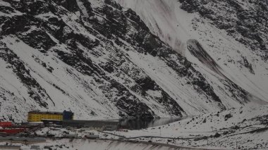 Portillo, Şili'nin Valparaso bölgesinin Los Andes eyaletinde yer alan bir kayak merkezidir. Hem ülkenin hem de güney yarımkürenin başlıca kış merkezlerinden biridir..
