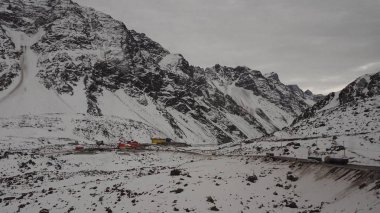 Portillo, Şili'nin Valparaso bölgesinin Los Andes eyaletinde yer alan bir kayak merkezidir. Hem ülkenin hem de güney yarımkürenin başlıca kış merkezlerinden biridir..