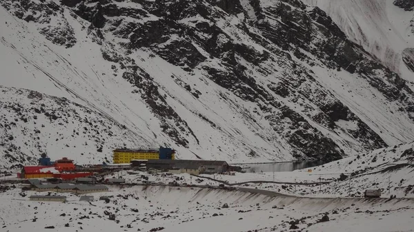 Portillo, Şili'nin Valparaso bölgesinin Los Andes eyaletinde yer alan bir kayak merkezidir. Hem ülkenin hem de güney yarımkürenin başlıca kış merkezlerinden biridir..