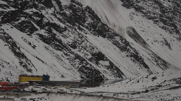 Portillo, Şili'nin Valparaso bölgesinin Los Andes eyaletinde yer alan bir kayak merkezidir. Hem ülkenin hem de güney yarımkürenin başlıca kış merkezlerinden biridir..