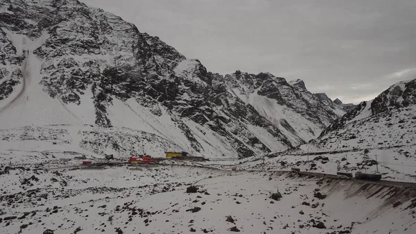 Portillo, Şili'nin Valparaso bölgesinin Los Andes eyaletinde yer alan bir kayak merkezidir. Hem ülkenin hem de güney yarımkürenin başlıca kış merkezlerinden biridir..
