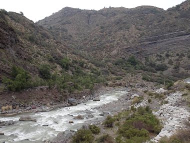 Yeso Nehri, buzların erimesi ve ardından Şili'deki Maipo Nehri'ne akan doğal bir su yoludur.